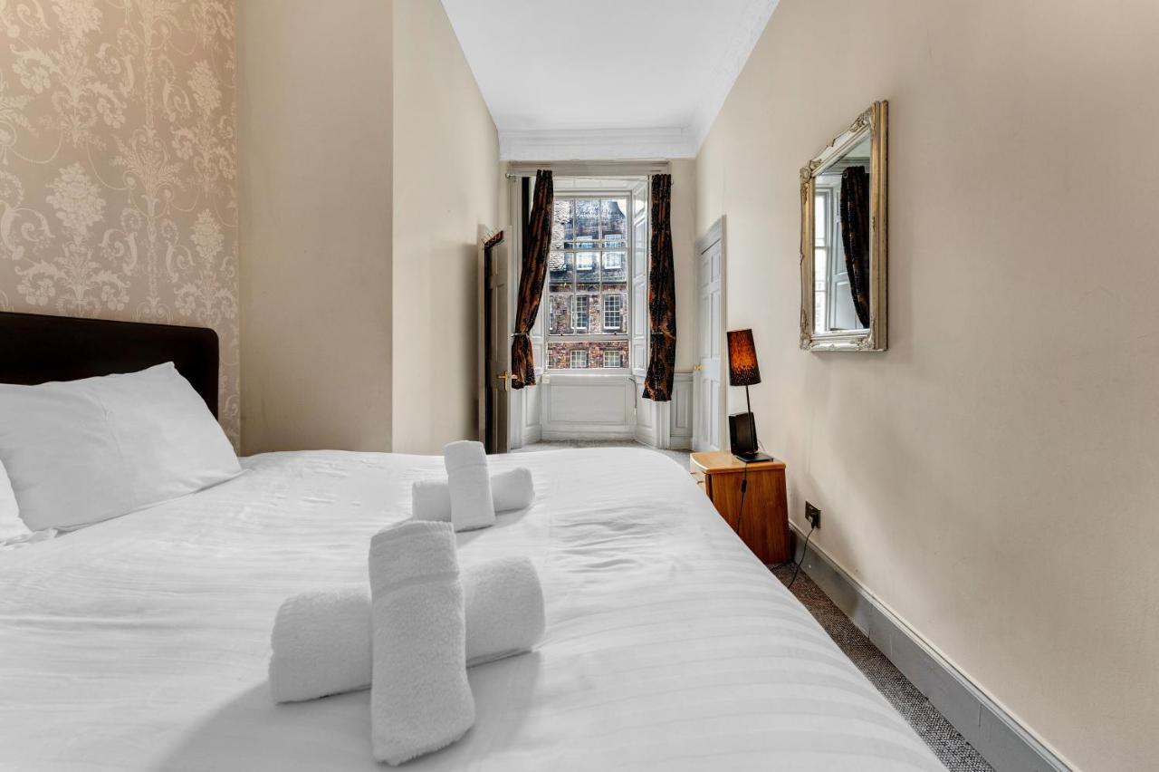 Unique 2 Bedroom Castle Suite Apartment - Near Edinburgh Castle & Royal Mile ภายนอก รูปภาพ