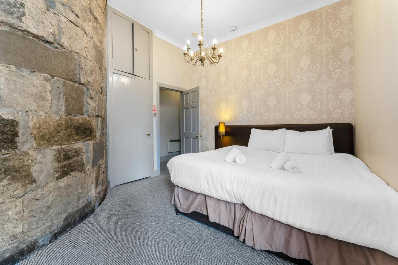 Unique 2 Bedroom Castle Suite Apartment - Near Edinburgh Castle & Royal Mile ภายนอก รูปภาพ