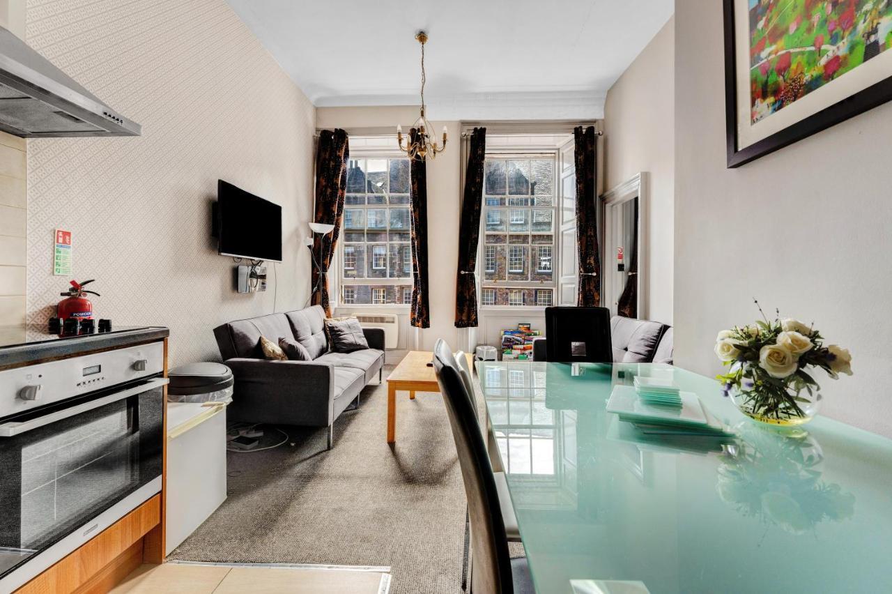 Unique 2 Bedroom Castle Suite Apartment - Near Edinburgh Castle & Royal Mile ภายนอก รูปภาพ
