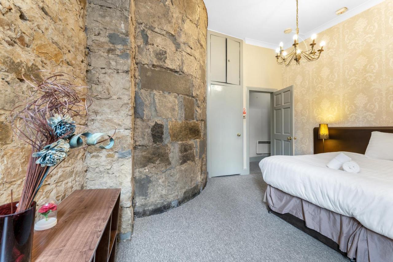 Unique 2 Bedroom Castle Suite Apartment - Near Edinburgh Castle & Royal Mile ภายนอก รูปภาพ