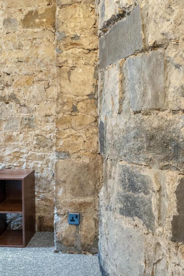 Unique 2 Bedroom Castle Suite Apartment - Near Edinburgh Castle & Royal Mile ภายนอก รูปภาพ