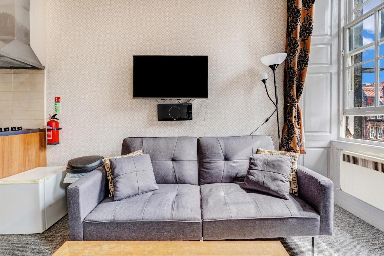 Unique 2 Bedroom Castle Suite Apartment - Near Edinburgh Castle & Royal Mile ภายนอก รูปภาพ