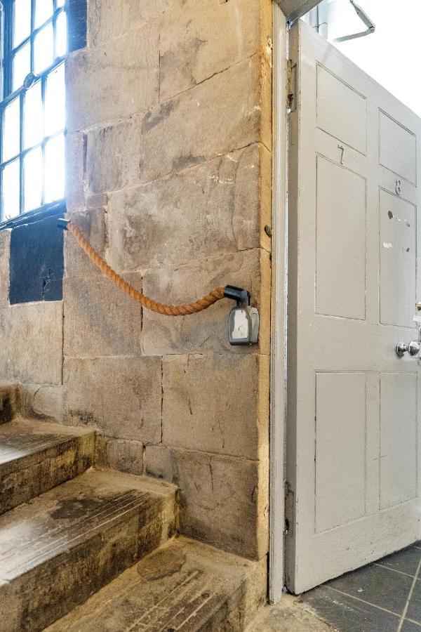 Unique 2 Bedroom Castle Suite Apartment - Near Edinburgh Castle & Royal Mile ภายนอก รูปภาพ